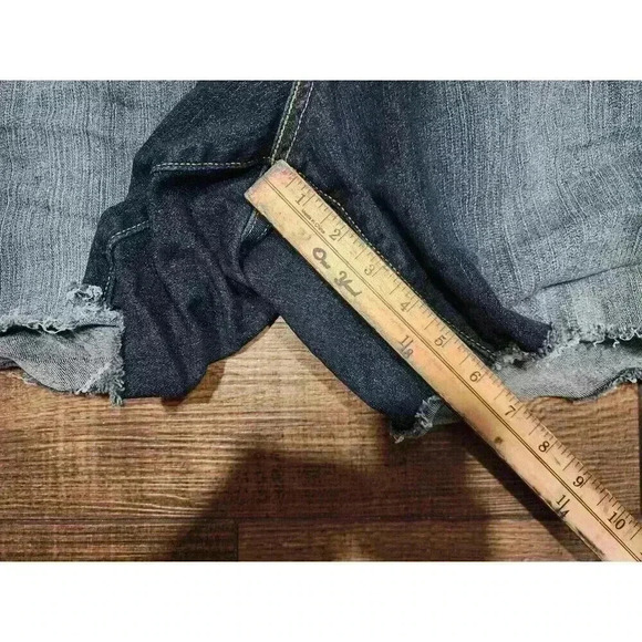 Levi's Signature Womens Modern Capri Jean Shorts Sz 24 Mid Rise Pant Dark Denim - Picture 2 of 7